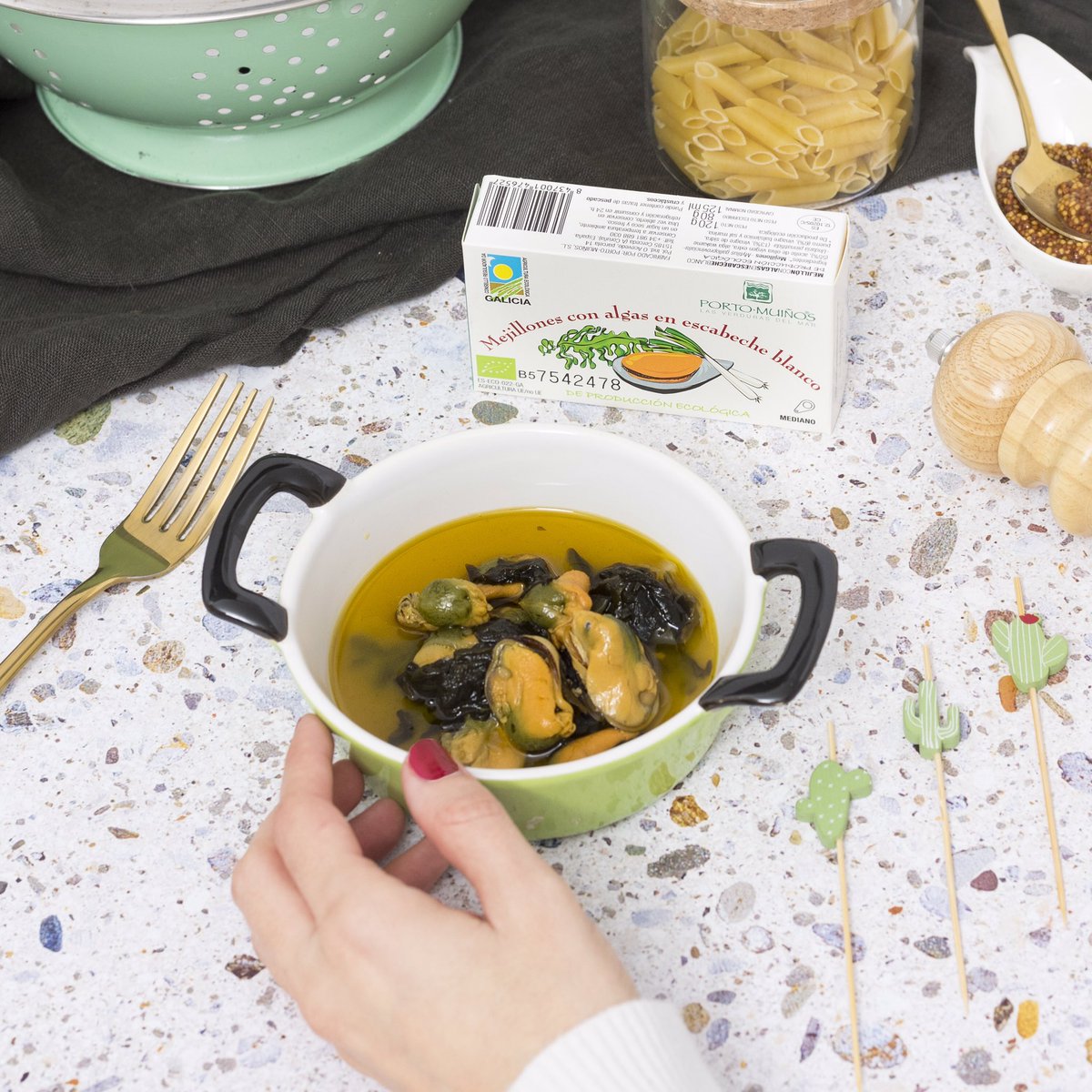 ¿Sabías que los mejillones son una gran fuente de proteínas? Además de tomarlos como aperitivo, prueba a añadírselos a la ensalada o incluso prepara unas ricas empanadas, ¡verás como te sorprenden! Y más, con nuestros mejillones con algas en escabeche blanco, ¡tienes que probarlo