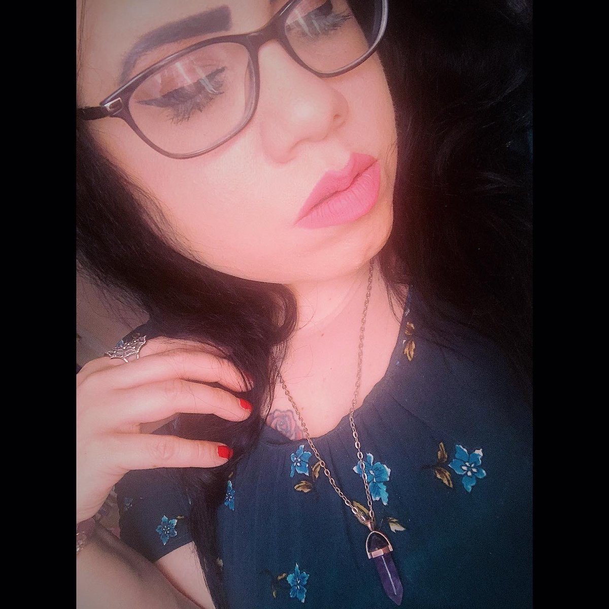 misssnowwhitexx's tweet photo. Is it Spring yet? Today is March 1st and I am wearing liquid lipstick shade “Heather” by @CosmeticsDjv and some eyeshadow from “Bloodsugar” Pallete by @JeffreeStar #makeup #springmakeuplook #jeffreestarcosmetics #bloodsugarpalette #djvcosmetics 💋💕💄🌸🌼🌺 https://t.co/MRkeDxHa8g