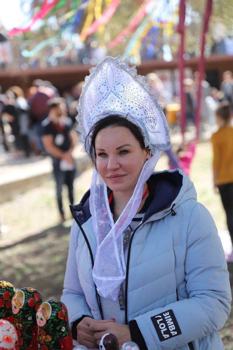 AjCastelldefels's tweet photo. Un 👍🏻 pels nostres veïns Russos 😍
🇷🇺Aquest diumenge hem pogut gaudir de la riquesa de la cultura Russa amb el Festival Rus-Català. 🇷🇺 🤩
Organitzat pel Centre Cultural Rus de Castelldefels amb la Col·laboració de l'Ajuntament de Castelldefels. 👈🏻
Ho hem passat d’allò més bé! 🥳 https://t.co/oqj9QYqKXT