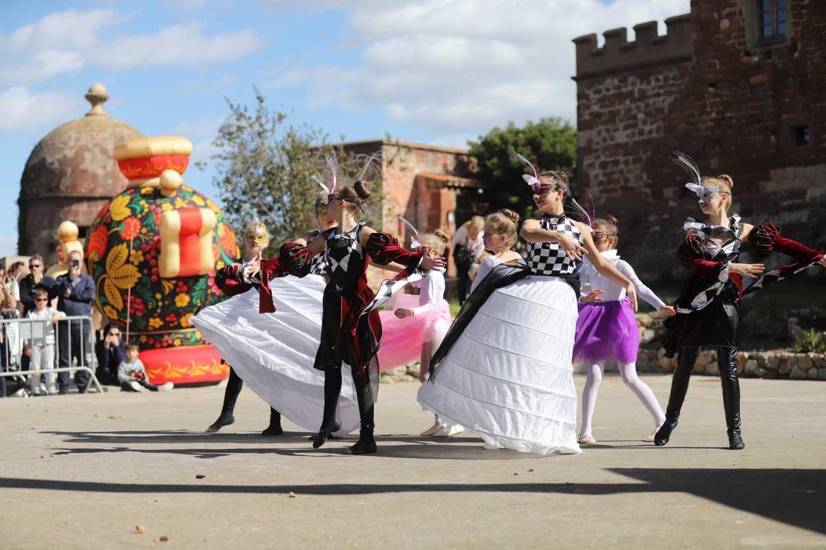 AjCastelldefels's tweet photo. Un 👍🏻 pels nostres veïns Russos 😍
🇷🇺Aquest diumenge hem pogut gaudir de la riquesa de la cultura Russa amb el Festival Rus-Català. 🇷🇺 🤩
Organitzat pel Centre Cultural Rus de Castelldefels amb la Col·laboració de l'Ajuntament de Castelldefels. 👈🏻
Ho hem passat d’allò més bé! 🥳 https://t.co/oqj9QYqKXT