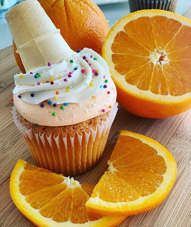 originalcupcake's tweet photo. Hello March! be sweet with us please🕊🌷☘️🌸🍃🌼
CREAMSICLE cupcake: orange cake with delicious orange frosting 🍊🍊
#vancouvercake 
#yvrevent https://t.co/NDlGODSaoU https://t.co/7pn2XWGevG
