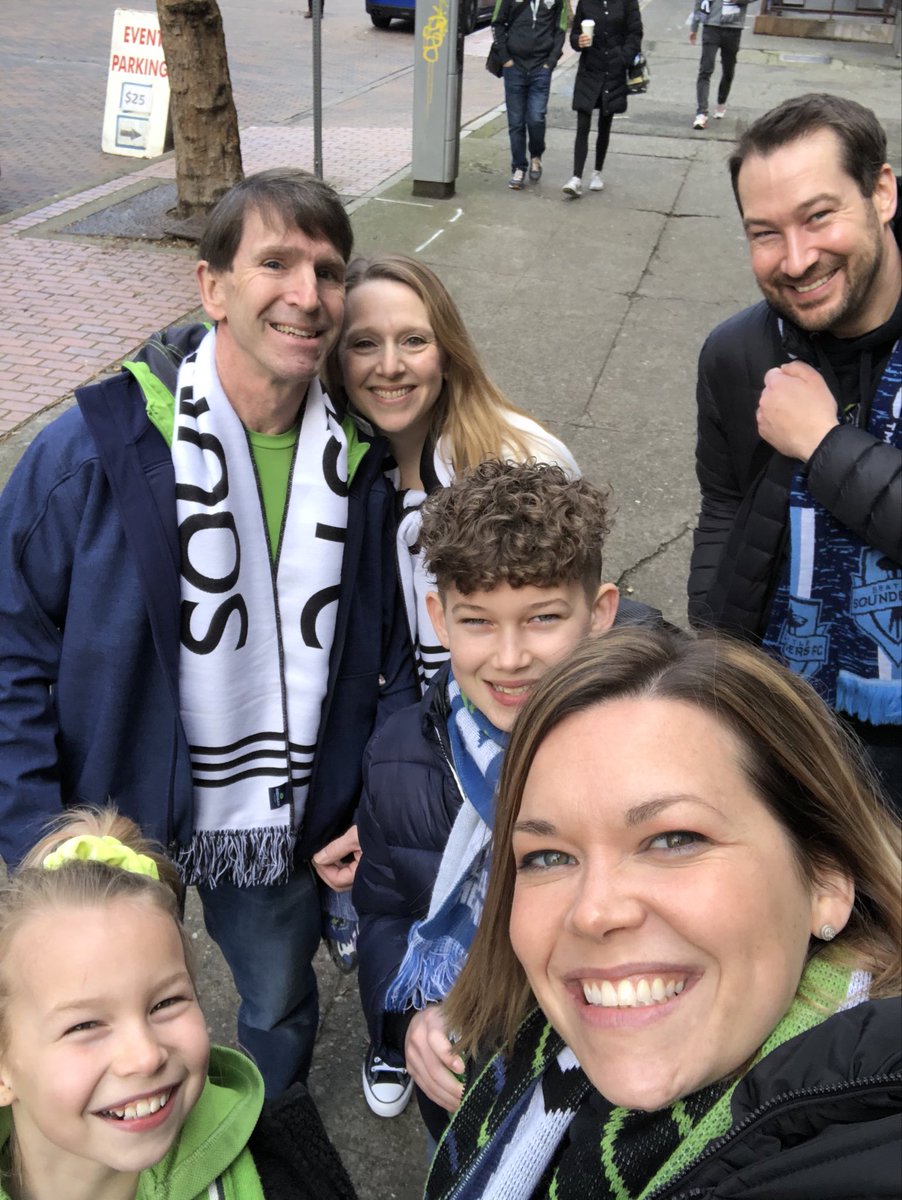 RBmomo4's tweet photo. Ready to start defending our cup!! 💚💙#SoundersMatchday #SEAvCHI https://t.co/FEwrv4IdYo