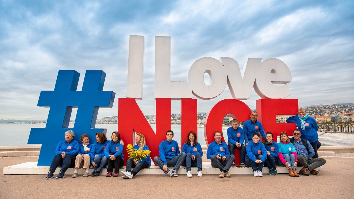 NoFinishLine06's tweet photo. #bénévoles #video Une partie des bénévoles de la #nofinishline #Nice06 se retrouve sur la Promenade des Anglais pour un tournage vidéo. Pas si évident de se retrouver devant la caméra, même sous la houlette de Rodolphe de la Gastine :)
#ILoveNice @VilledeNice #coursehumanitaire https://t.co/P6xJ8Yemee