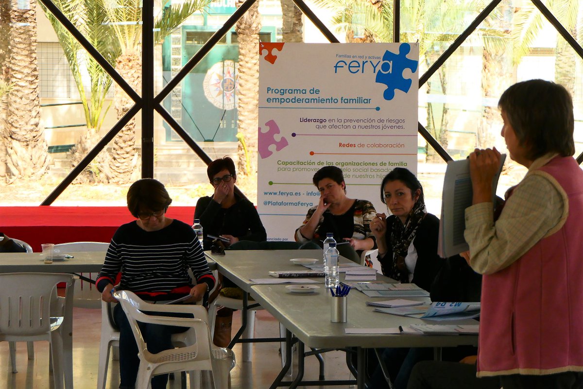 EducareSocial's tweet photo. Este sábado trabajando en el FERYA.
Las familias somos capaces de plantear estrategias y liderar cambios sociales si trabajamos en red. https://t.co/HqmxfgJKG0