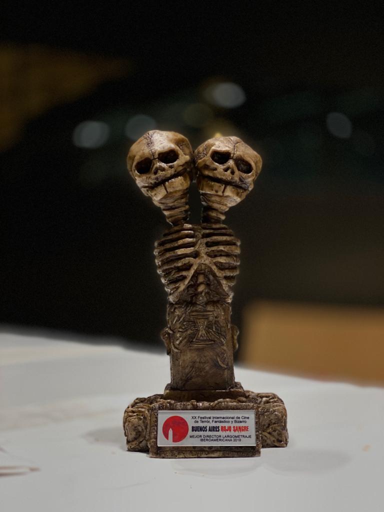 Ghostdog_films's tweet photo. En Diciembre ganamos con #h0us3 el premio a Mejor Dirección en Largometrajes Iberoamericanos en el #BARS20 de Buenos Aires. Pero hasta esta semana no hemos recibido el trofeo en Barcelona y ayer lo celebramos con una cena! Gracias de nuevo @rojosangre, el trofeo es precioso!!!! https://t.co/PgcaW2Pngs