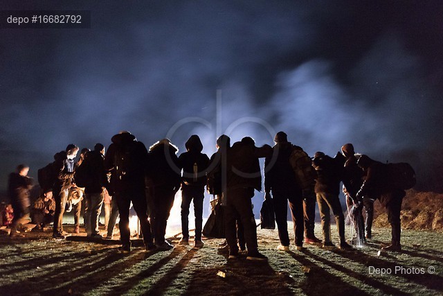 Depophotos's tweet photo. Hava buz gibi, ateşler yakıldı...
Avrupa'ya geçebilmek için Edirne'ye gelen göçmenlerin bir kısmının Meriç Nehri kıyılarındaki bekleyişi sürüyor.
(Can Özer / Emirkan Cörüt - Depo Photos) https://t.co/lLvQxsuNG8