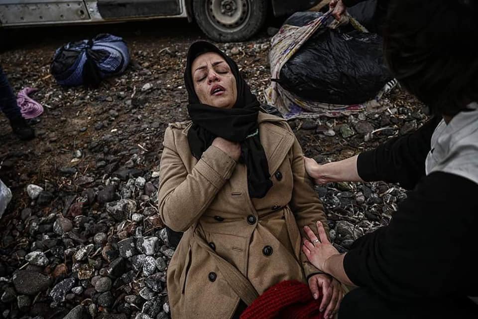 suheylakaplan1's tweet photo. Lesvos, Greece 28 February 2020
Refugees arrive in Skala Sikamineas beach, in the Greek island of Lesvos.
Photographs by Aris Messinis
#noborders
#openEUborders https://t.co/37Mi4NLxPV