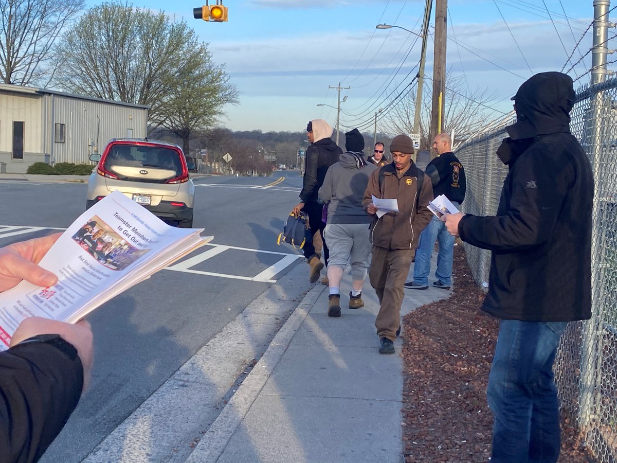 teamstersDRIVE's tweet photo. @teamsters71 pulled double duty this week - texting SC members to remind them to vote on @Teamsters issues in the #SCprimary2020 AND talking to NC members about where the candidates stand before Tuesday's #NCPrimary...all in a week's work! #teamsters2020 https://t.co/ZOz8boWz2U