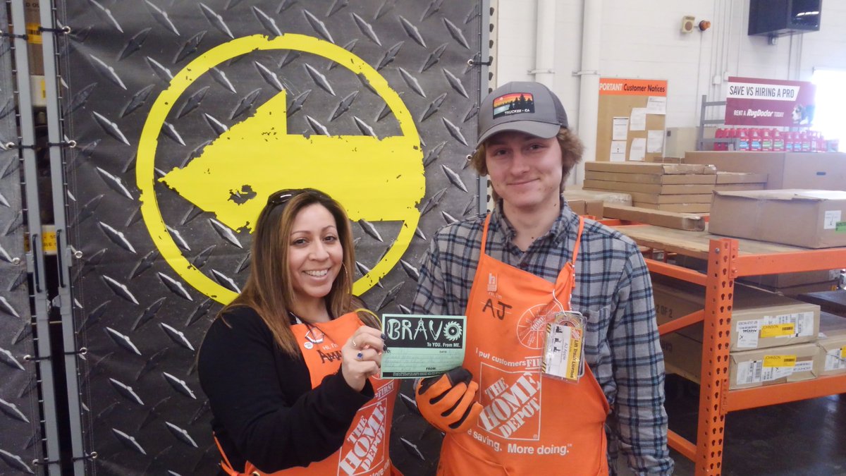 3105Masm's tweet photo. AJ, one of our Lot/OFA/All around superstars being recognized by Service Desk supervisor Amanda with a Bravo for all of his hard work and willingness to help at the service desk. https://t.co/Irq5eFZw5Q