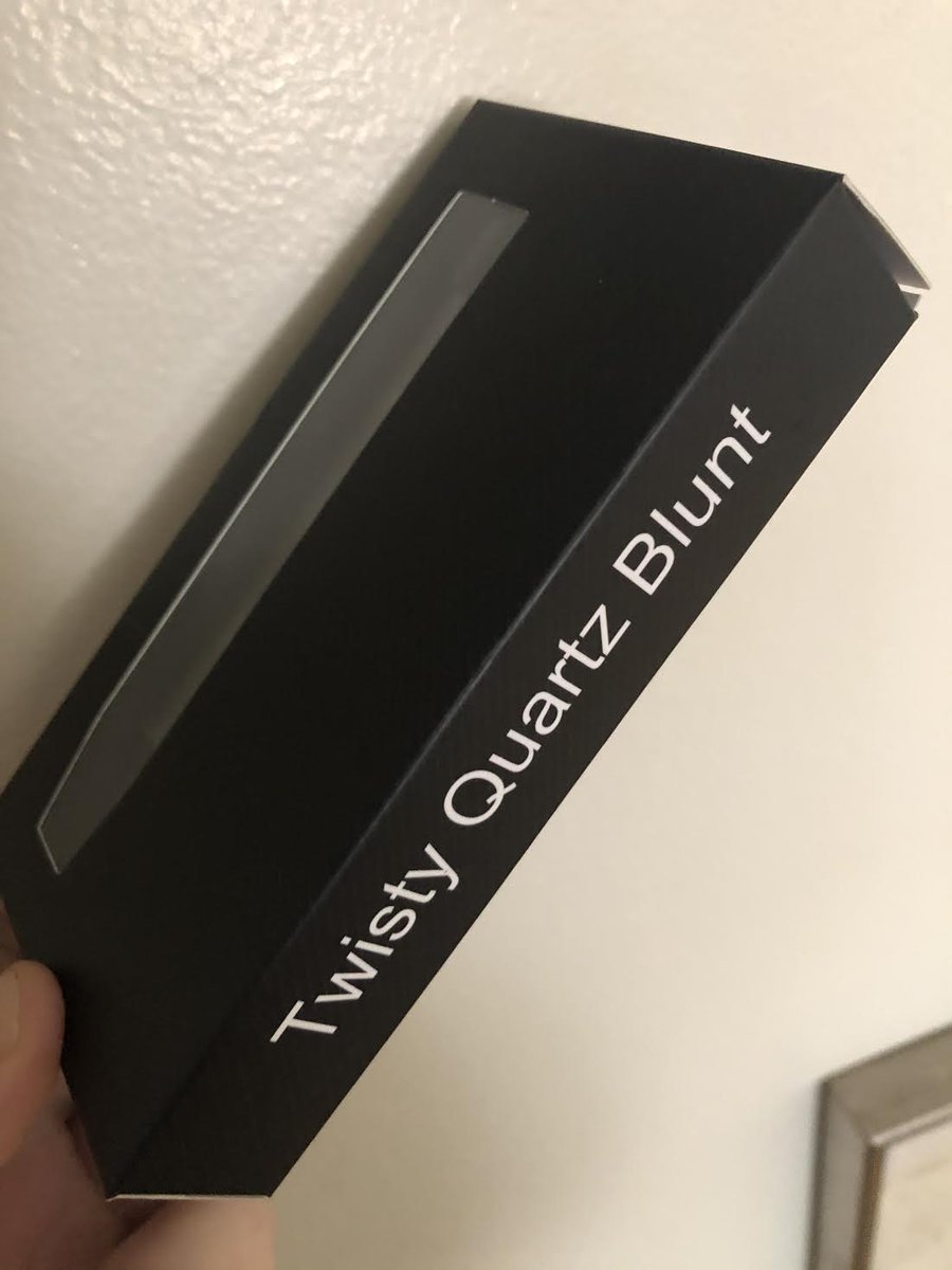 Christi38396408's tweet photo. #glunt @gluntofficial Warning to anyone wanting to buy a Glunt. Chances are you won't get one. Instead, they'll send you this, and if you email them about it, you'll be told you didn't order a Glunt, specifically, but "a glass piece" https://t.co/PY5tp6HCWS