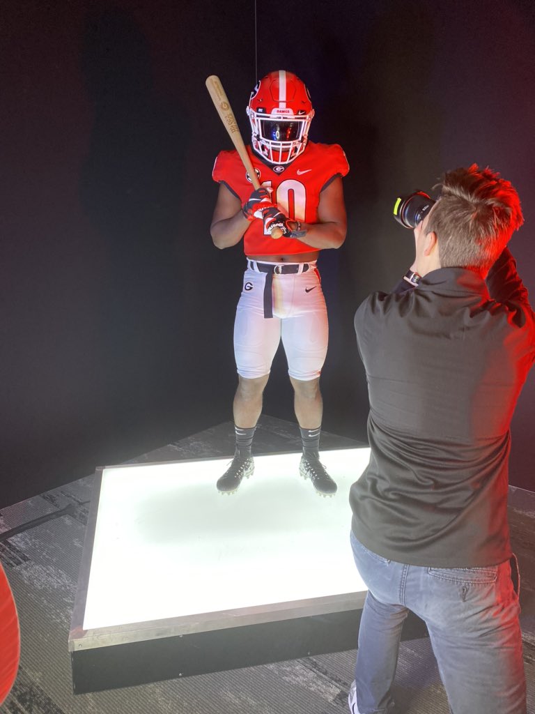 CincoEra5's tweet photo. Blessed to receive an offer from The University Of Georgia My Hometown❤️ #Godawgs @DellMcGee @KirbySmartUGA @UGAAthletics https://t.co/8qUtqCPjme