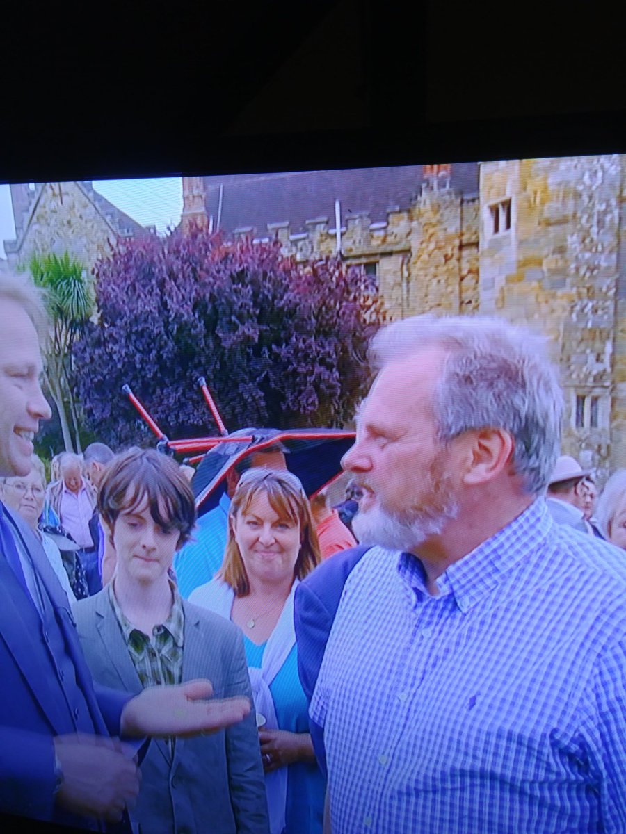 I could be wrong...
But I do believe that chap has a chair on his head 🤔
#antiquesroadshow