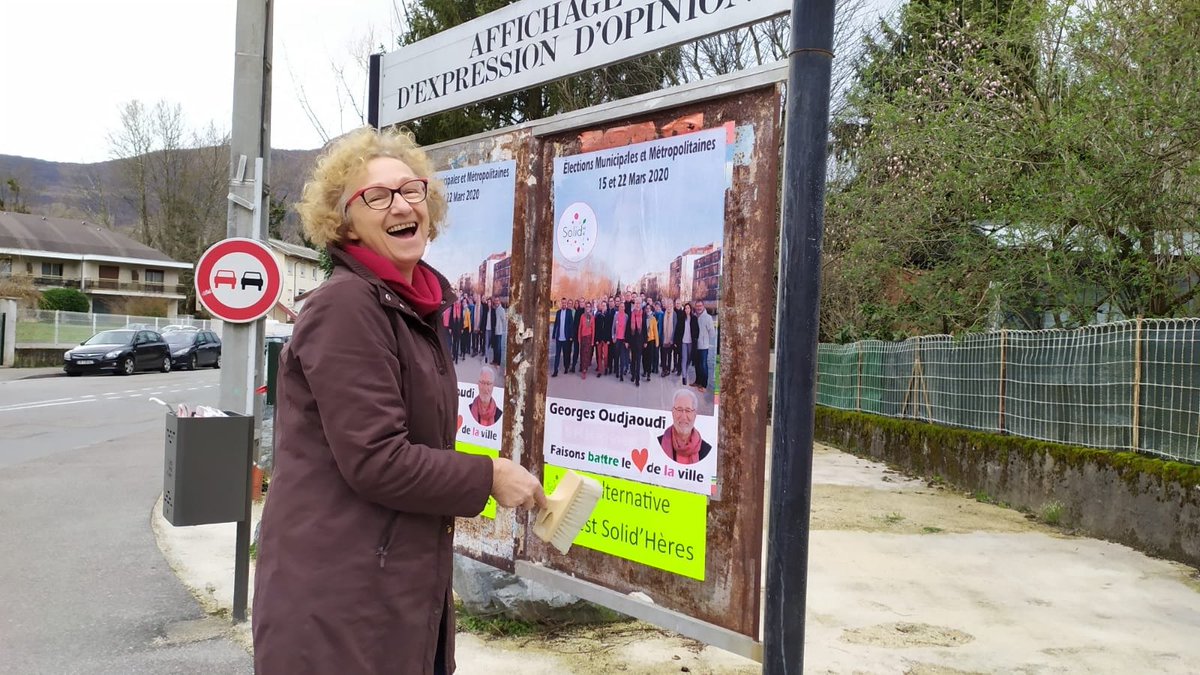 Solidheres_SMH's tweet photo. Coller les affiches de #Solidheres c'est visiblement une joie https://t.co/QrGKE2a8Qr