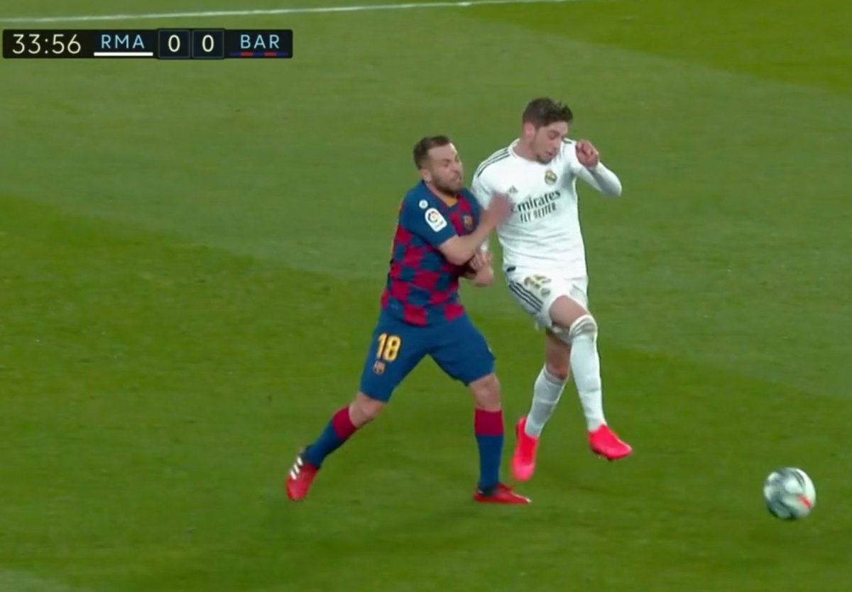 madbien's tweet image. Falta de Jordi Alba a Valverde, nunca fue el balón! Amarilla de libro!
No hay partido que no les favorezcan, lo mismo de siempre!
ROJA PERDONADA AL BARCELONA