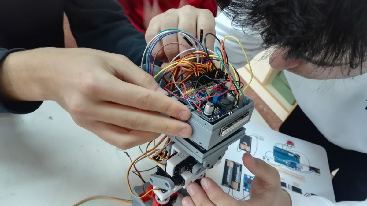 tecnozati's tweet photo. Fabricando nuestros robots en el @iesgildezatico para #FANTEC20, este año llevamos !un equipo de cinco bípedos¡
!!Mucho trabajo pero más ilusión que nunca¡¡
Nos vemos pronto!!
Muchas gracias compañeros de @aptamalaga.
#lomloe_NoSinTecnología #sialatecnologia #tecnologiatroncal https://t.co/bbemCKxINO