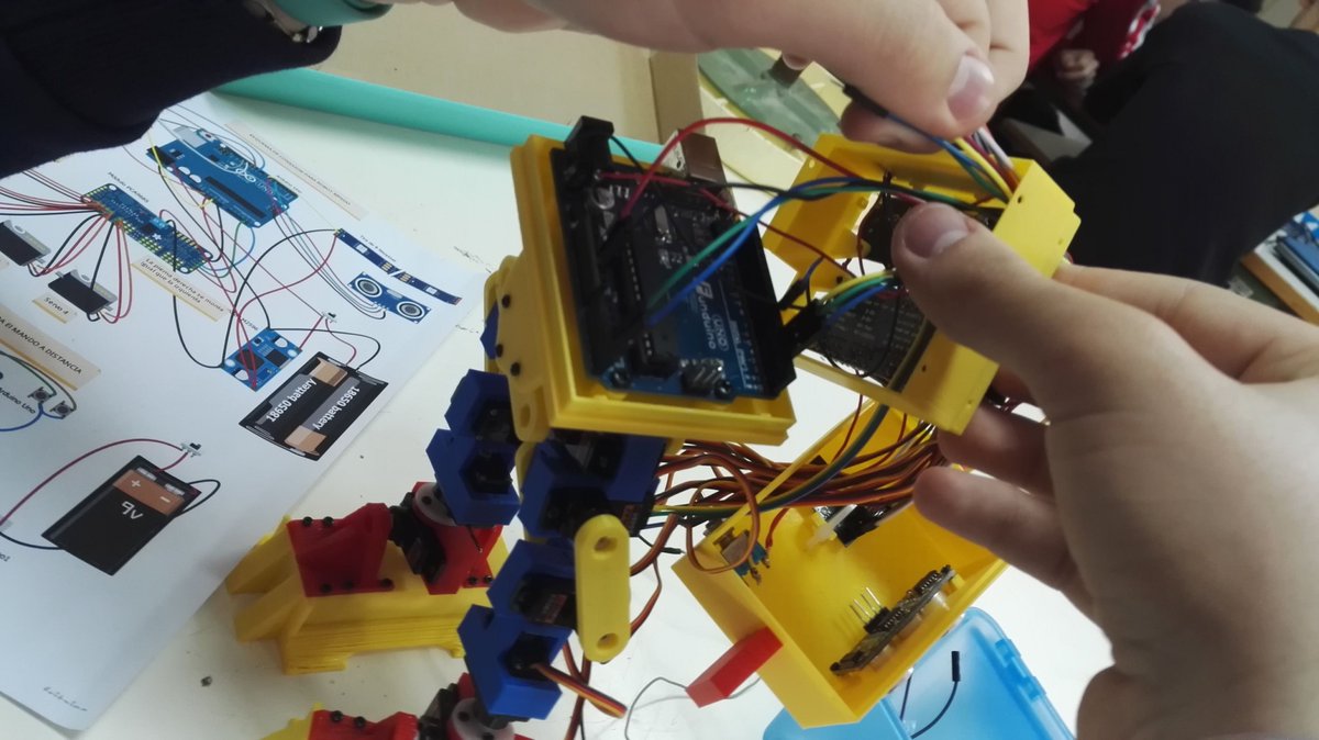 tecnozati's tweet photo. Fabricando nuestros robots en el @iesgildezatico para #FANTEC20, este año llevamos !un equipo de cinco bípedos¡
!!Mucho trabajo pero más ilusión que nunca¡¡
Nos vemos pronto!!
Muchas gracias compañeros de @aptamalaga.
#lomloe_NoSinTecnología #sialatecnologia #tecnologiatroncal https://t.co/bbemCKxINO