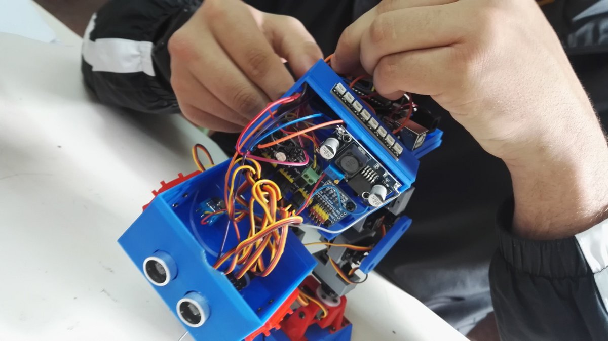 tecnozati's tweet photo. Fabricando nuestros robots en el @iesgildezatico para #FANTEC20, este año llevamos !un equipo de cinco bípedos¡
!!Mucho trabajo pero más ilusión que nunca¡¡
Nos vemos pronto!!
Muchas gracias compañeros de @aptamalaga.
#lomloe_NoSinTecnología #sialatecnologia #tecnologiatroncal https://t.co/bbemCKxINO