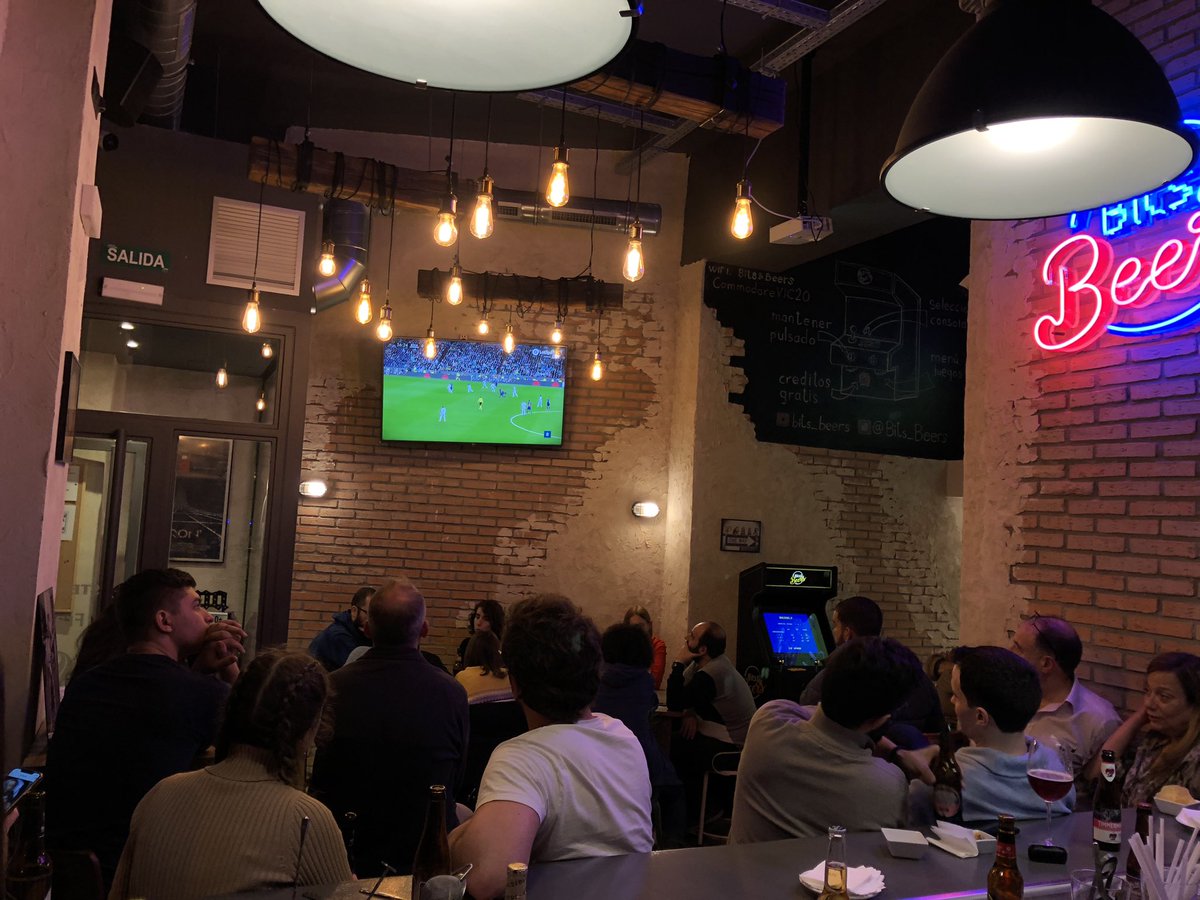Bits_Beers's tweet photo. Viviendo #elclasico en #bits_beers. Aún estás a tiempo de unirte!!!! #futbol #baresdefutbol #beer #cerveza #tapas #picoteo https://t.co/7N3ZB0pysv