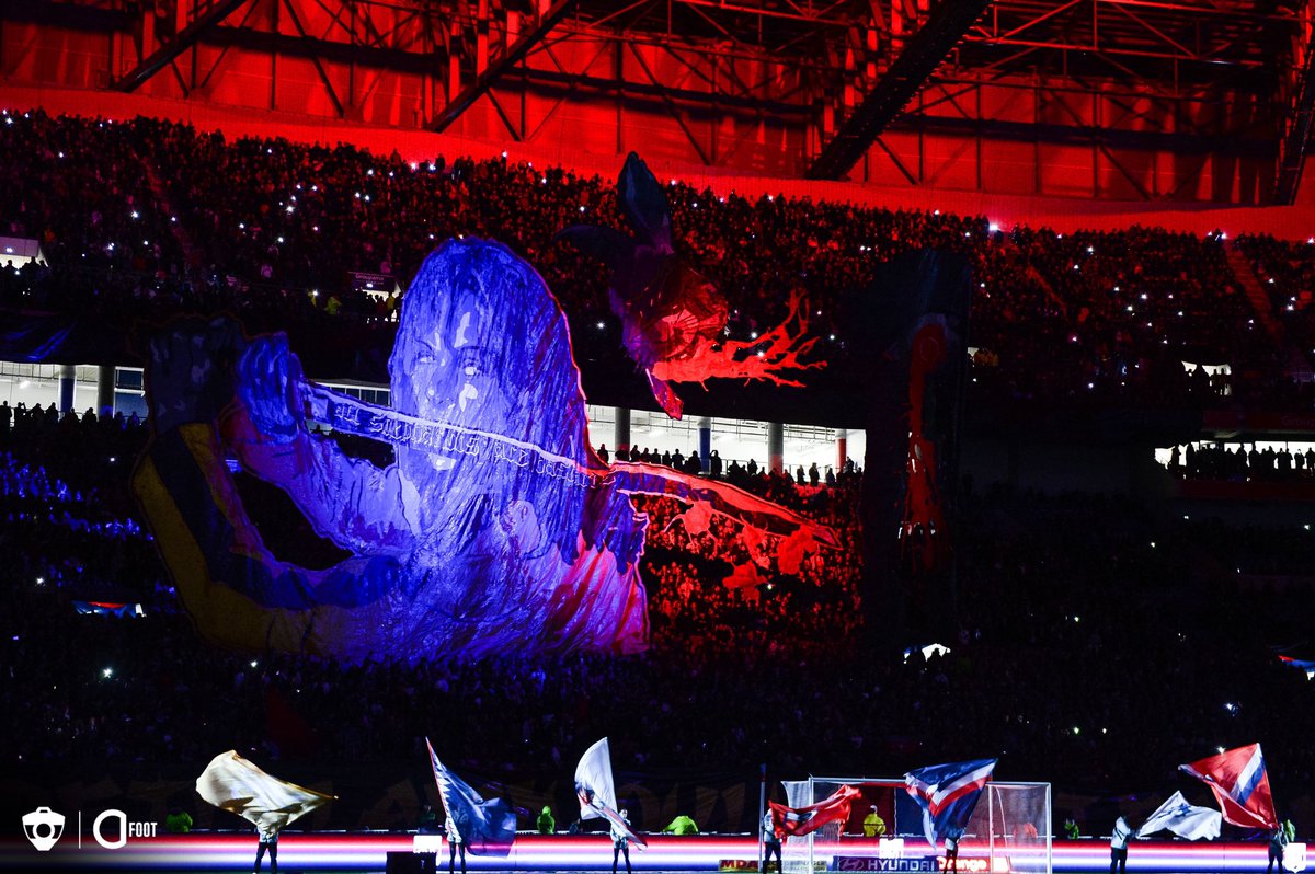 ActuFoot_'s tweet photo. Ambiance à Lyon. ❤️💙🔥 https://t.co/8GTcnoVSNb