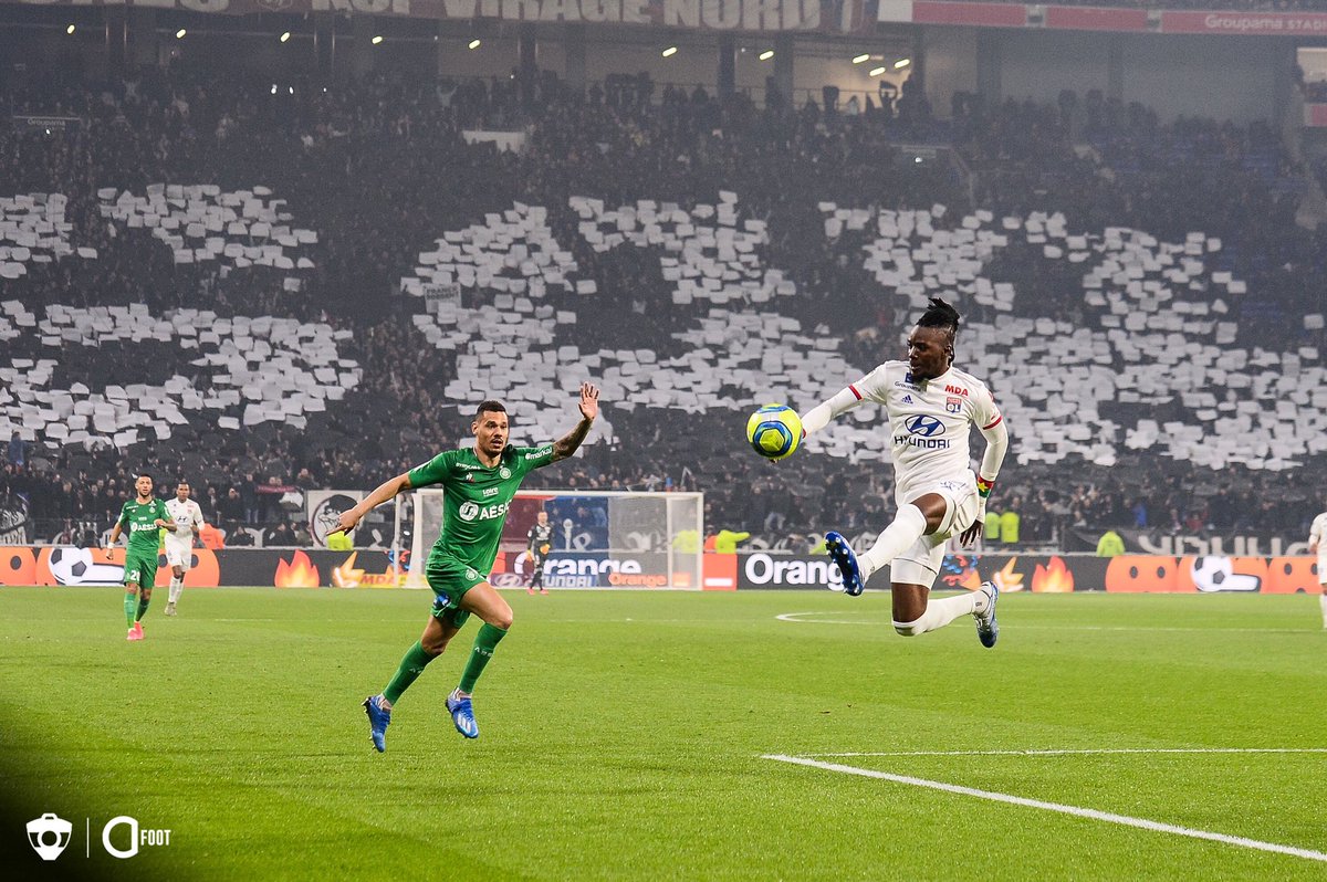 ActuFoot_'s tweet photo. Ambiance à Lyon. ❤️💙🔥 https://t.co/8GTcnoVSNb
