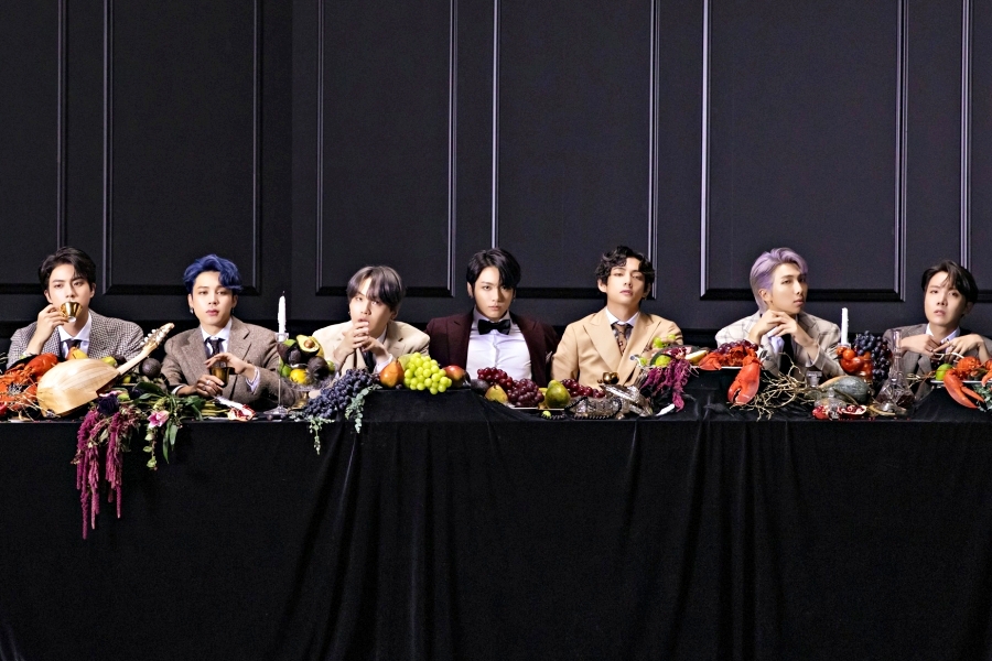 soompi's tweet photo. #BTS Tops Billboard 200 With "Map Of The Soul: 7" After Achieving Biggest Week Of Any Group In The Past 4 Years #7BillboardNo1Album https://t.co/JVg6DF6xCL https://t.co/i3kV2pvEJE