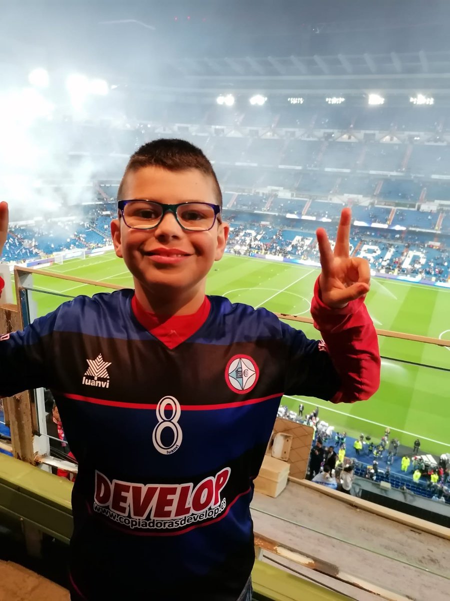 CDLaCorchera's tweet photo. Día grande del fútbol con el #clásico #MadridBarsa, pero más GRANDE nuestro benjamín #David8 que lleva nuestros colores 🔵⚫ hasta el #SantiagoBernabeu. ¡Disfrútalo!
#LaCorchera #Mérida #FútbolBase #FutFem #JugamosEnEquipo #LaCorcheraViajera #LaCorcheraPorElMundo https://t.co/1mj1NYwUdr