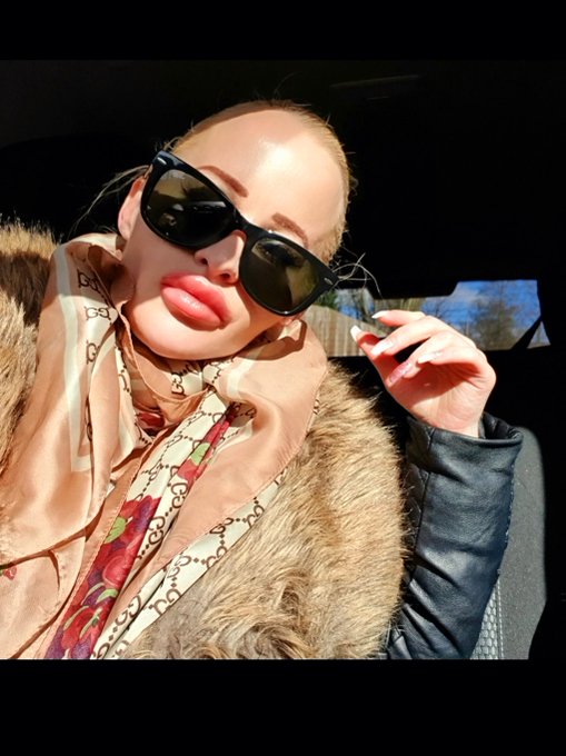 Sunday messy hair day 😜 #messyhair #gucci https://t.co/93TI5geVs4<a href="/tag/messyhair"class="tags">#messyhair</a><a href="/tag/gucci"class="tags">#gucci</a>