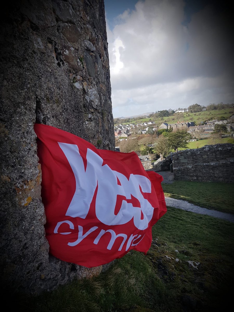 Myfyrdodau_wo's tweet photo. Castell Criccieth/Cricieth ar Ddydd Gŵyl Dewi heb unrhyw Ddraig Goch na Baner Nawddsant Cymru ar y polion-fflag 🤨 🤔 https://t.co/lFcMuAa52N