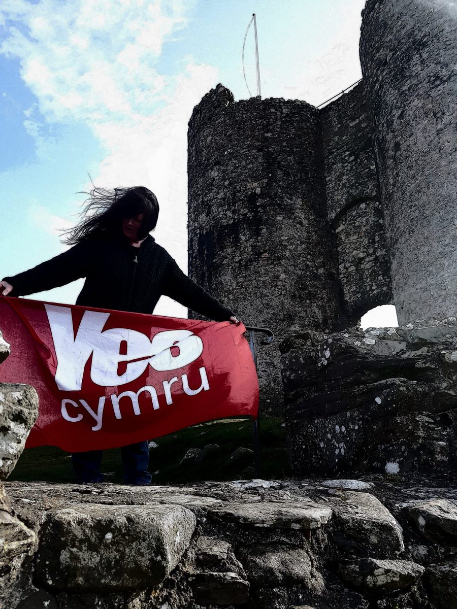 Myfyrdodau_wo's tweet photo. Castell Criccieth/Cricieth ar Ddydd Gŵyl Dewi heb unrhyw Ddraig Goch na Baner Nawddsant Cymru ar y polion-fflag 🤨 🤔 https://t.co/lFcMuAa52N