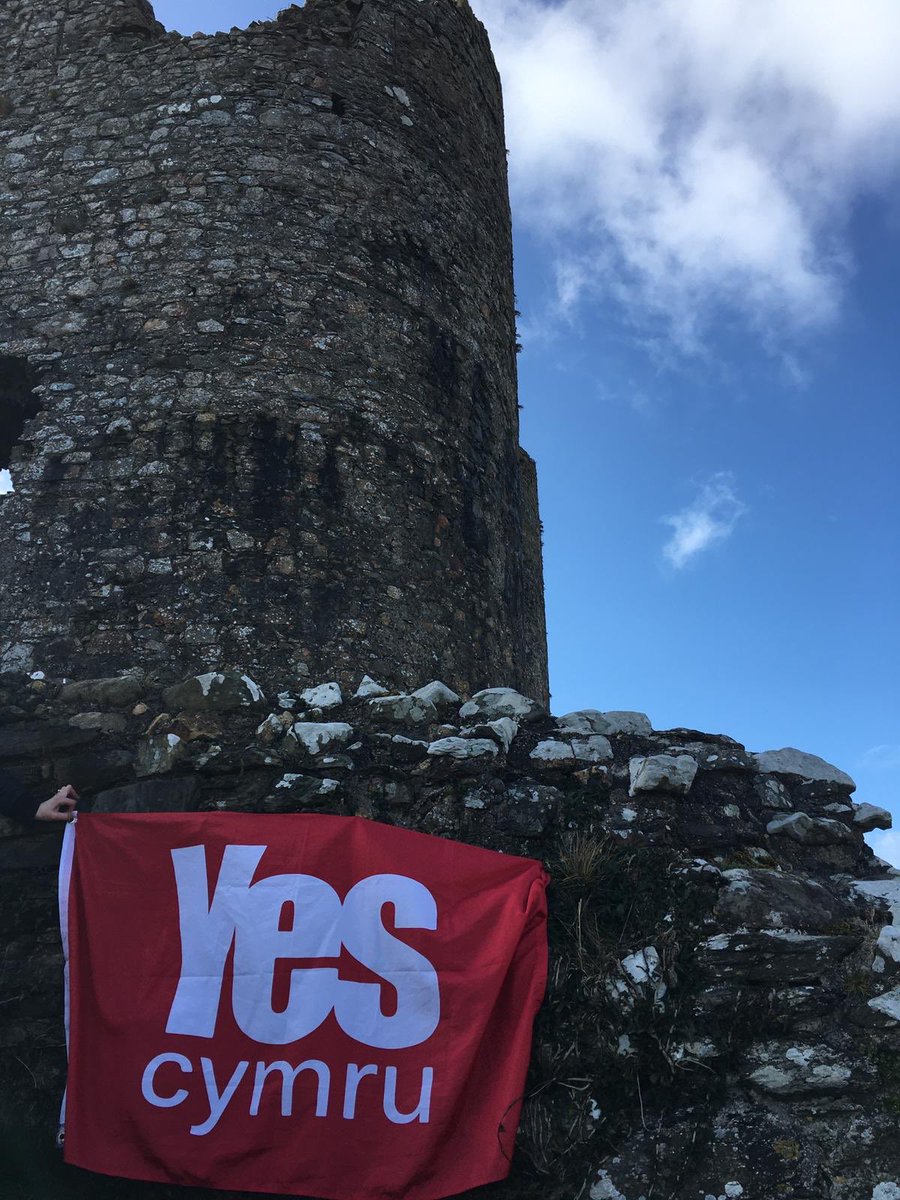 Myfyrdodau_wo's tweet photo. Castell Criccieth/Cricieth ar Ddydd Gŵyl Dewi heb unrhyw Ddraig Goch na Baner Nawddsant Cymru ar y polion-fflag 🤨 🤔 https://t.co/lFcMuAa52N