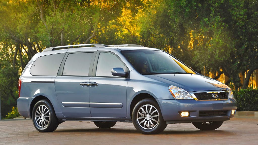 CARFAXinc's tweet photo. RECALL ALERT ⚠️ @Kia is recalling 51,465 2011-12 Sedona #minivans because the fuel rail – which carries gas into an engine’s fuel injectors – can crack over time. This can possibly lead to a fuel leak &amp; raises the risk of fire. Learn more: https://t.co/XkSzlxG8oA #openrecall https://t.co/oWmwMuCI3w