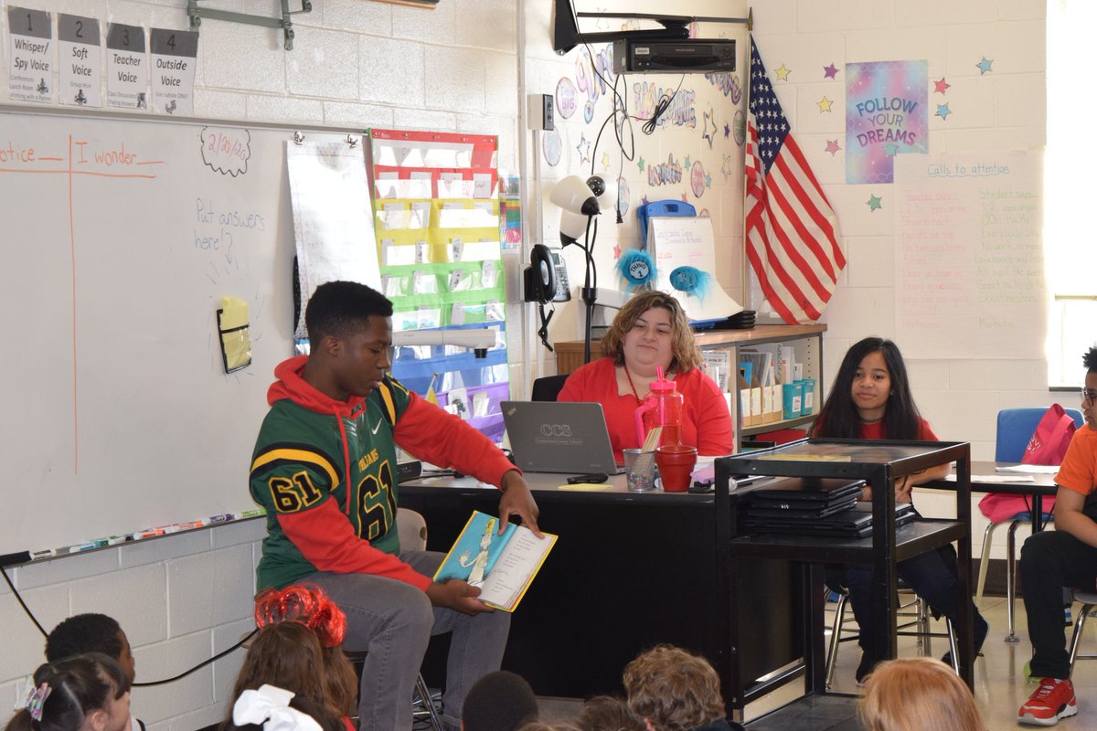 angelenaowens07's tweet image. Pine Forest High School Football Players creating a relevant and authentic experience for HHES Students  during Read Across America Celebration #litnccs #celebratingreadacrossamerica @HowardHallElem @CumberlandCoSch @mcadoo_erica @MrsBlueHHES @CoachSochovka