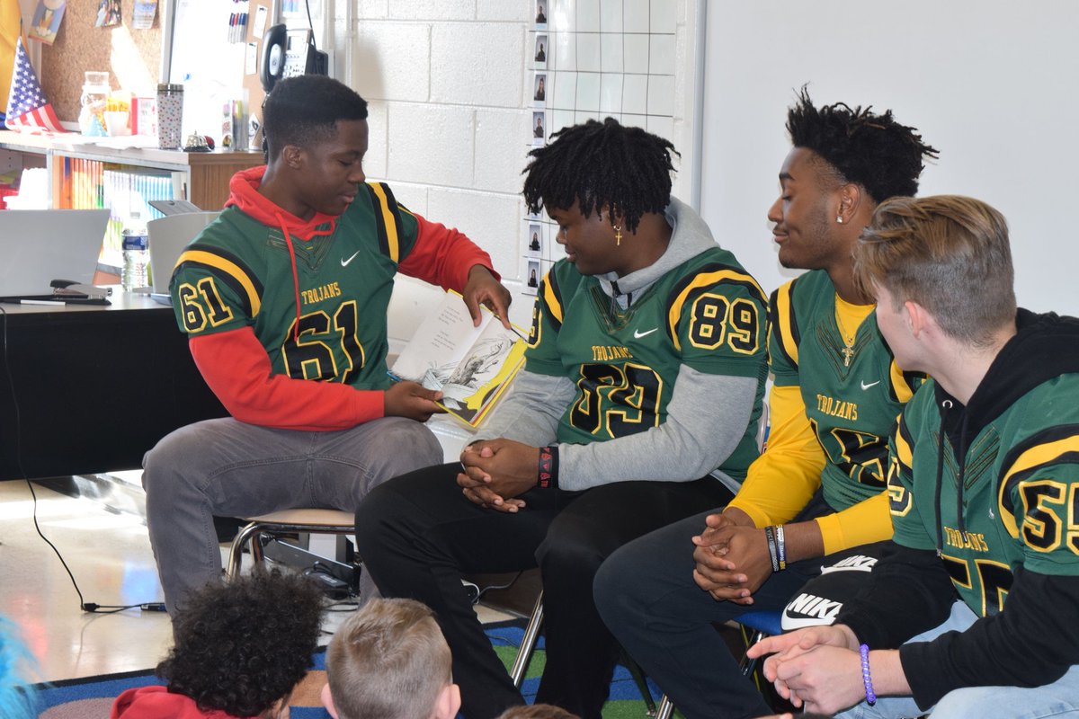 angelenaowens07's tweet image. Pine Forest High School Football Players creating a relevant and authentic experience for HHES Students  during Read Across America Celebration #litnccs #celebratingreadacrossamerica @HowardHallElem @CumberlandCoSch @mcadoo_erica @MrsBlueHHES @CoachSochovka