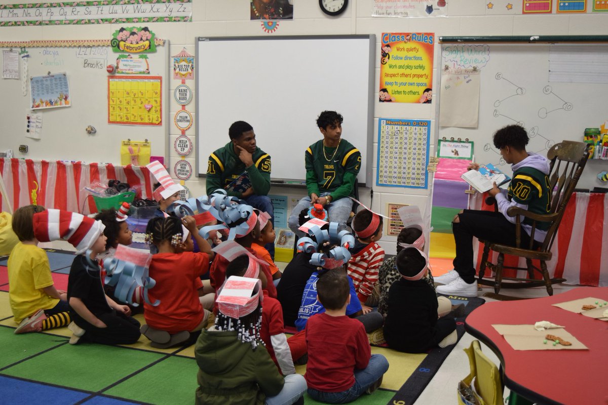 angelenaowens07's tweet image. Pine Forest High School Football Players creating a relevant and authentic experience for HHES Students  during Read Across America Celebration #litnccs #celebratingreadacrossamerica @HowardHallElem @CumberlandCoSch @mcadoo_erica @MrsBlueHHES @CoachSochovka