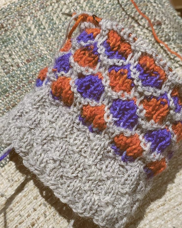 StarZippers's tweet photo. Anyone else doing the contrast cuff and heel for #wohin? I know ya'll are out there.  #sm2020 #sm14 #sockmadness #sockmadness14 #sockmadness2020 #knittersofinstagram https://t.co/01DhrIiu3P https://t.co/zHapSUVFfN