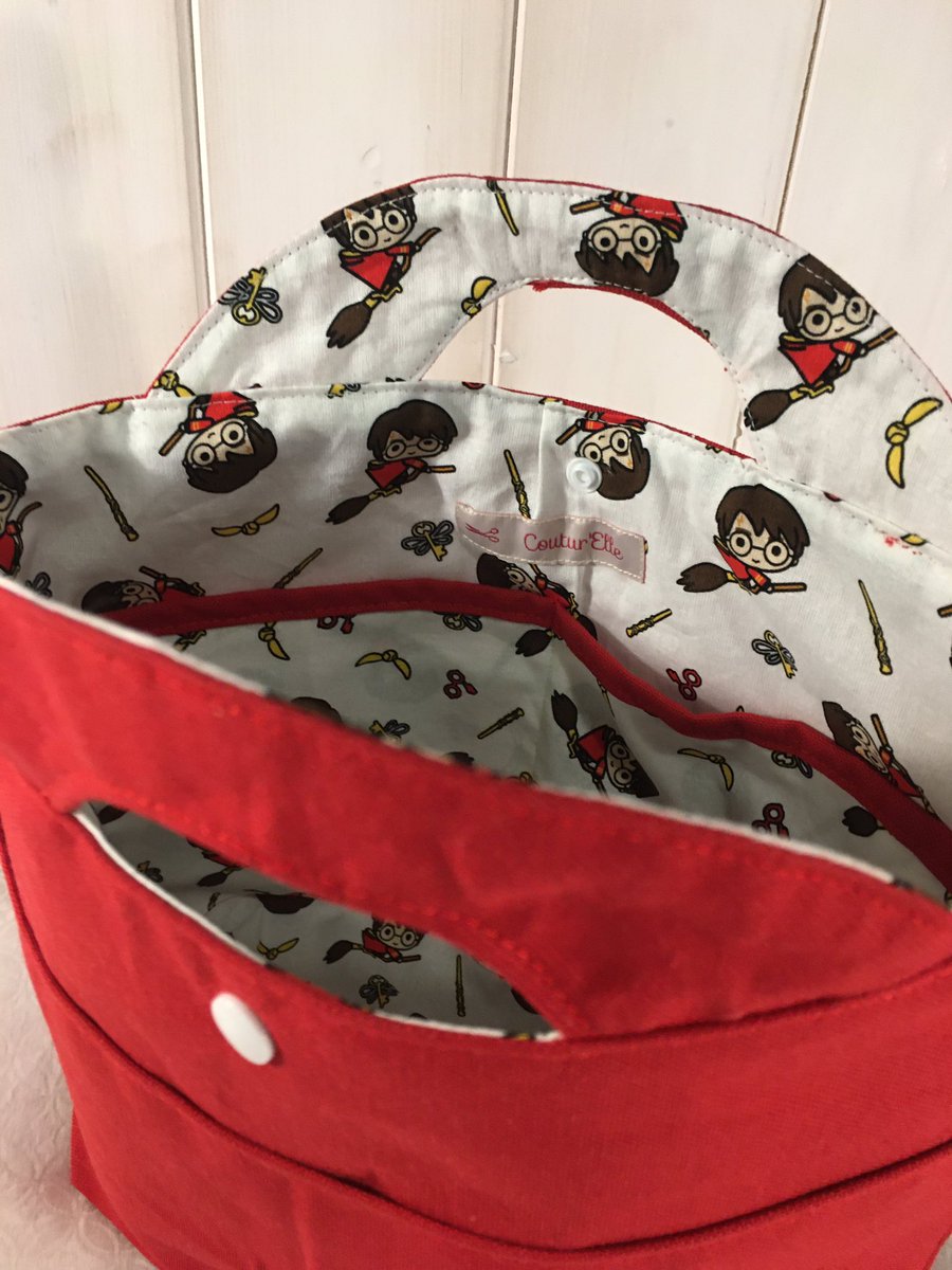 ElleCoutur's tweet photo. Dernière commande : #organiseur de #sac pour éviter que l’on entende les hommes râler après notre sac à main
Je ne sais pas vous mais je trouve ce tissu #harrypotter plutôt sympa ☺️
#faitmain #tissus #tissu  #madeinfrance #creations #instacouture #instacrea #madeinchartres https://t.co/gPOnwRBH8d