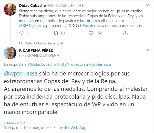 CanalTerrassa's tweet photo. @wpterrassa @CN_Sabadell @RFEN_directo @xaviperez84 @Sandrawp1 @nataciocat @EsportsTRS @esportsenxarxa 🔴🤽♀️📷LA IMATGE. Moment en què les subcampiones #CopaWP2020 reben les medalles en bossa de plàstic. El masculí no ha recollit les seves com a protesta. @DidacCobacho i el president @RFEN_directo han intercanviat tuits sobre el fet ℹ️https://t.co/RqZpMN4BG8 #Terrassa #esportstrs https://t.co/MC5q9l7syf