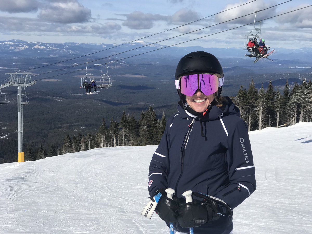 KrisCrockerKXLY's tweet photo. I know it’s a pretty day in town, but NOTHING beats spring skiing in the sunshine @mtspokane #goggletan https://t.co/bpq08FsGLO