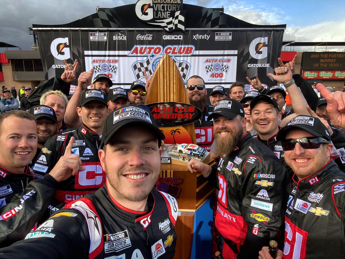 Alex_Bowman's tweet photo. THIS FREAKING TEAM https://t.co/NmuUdugXZM