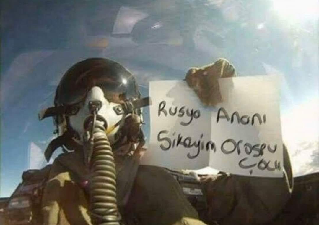 Пилот истребителя Турции вылетел на бомбежку с плакатом о сексуальном насилии над россиянами inforesist.org/pilot-istrebit…