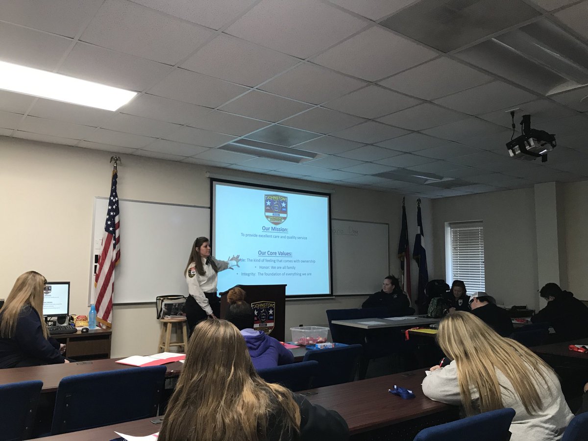 JBHolloman02's tweet photo. Paramedic Amy Boykin is kicking off our 2020 ⁦@JoCoEmerServ⁩ EMS Cadet Academy! This great youth program offers an intro to a rewarding career in EMS. #jcemscadets #prideandownership https://t.co/kELyeagkf6
