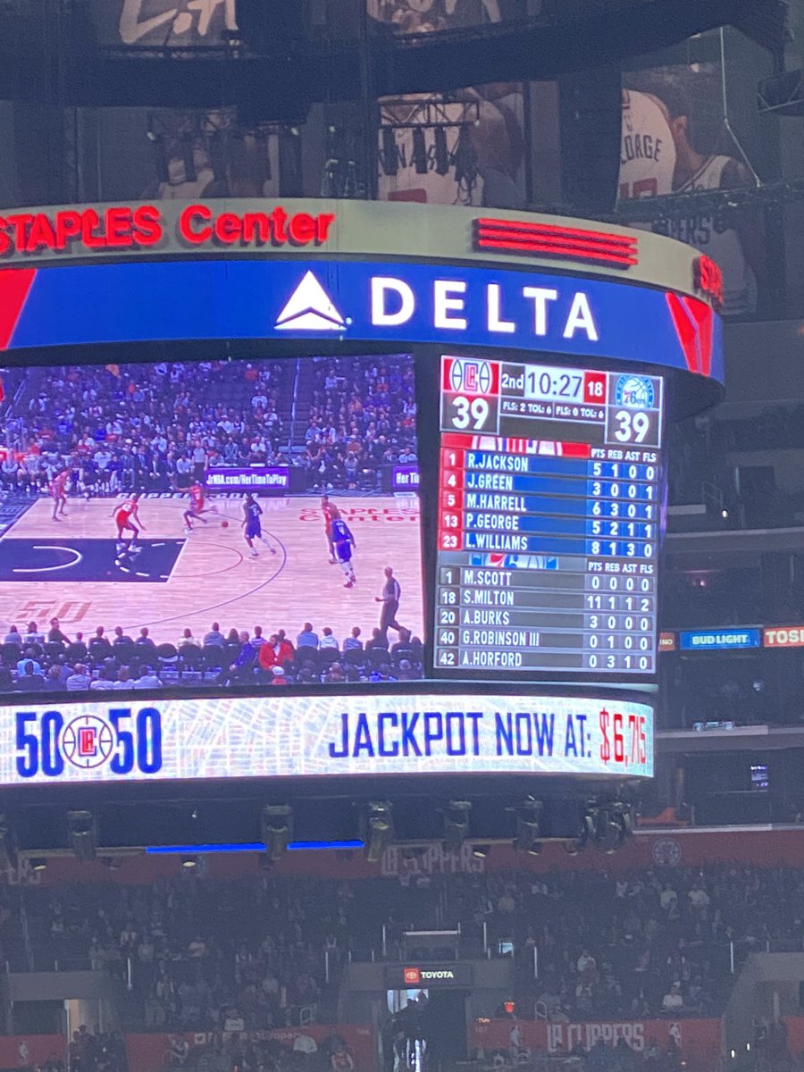 MalibuBarbieQT's tweet photo. I'm so confused. I can't cheer or boo for anyone. #stuckinthemiddle #phillyborn #lahome #ClipperNation #76ers https://t.co/0w2yLVNnWz