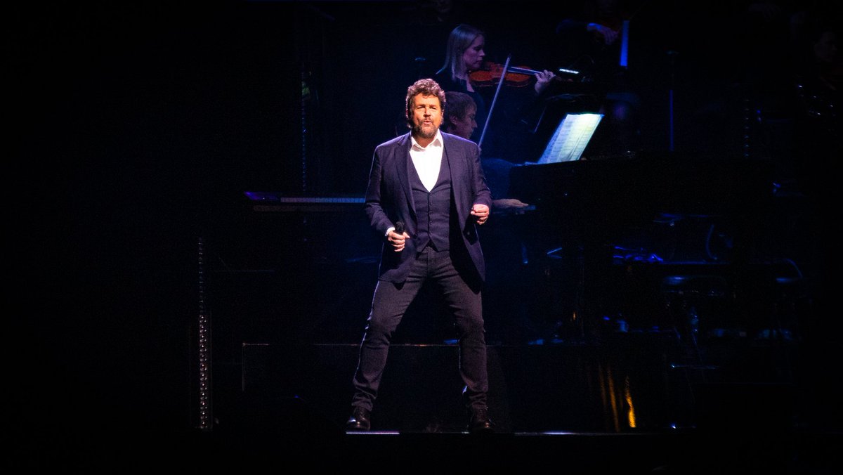 ShootTheNoiseUK's tweet photo. Head over to our website for newly uploaded photos of @mrmichaelball and @AlfieBoe at @ManchesterArena
*Celebratory dance* 🕺😂
#BallAndBoe #BackTogetherTour #BackTogether https://t.co/5cuOAXrZNY