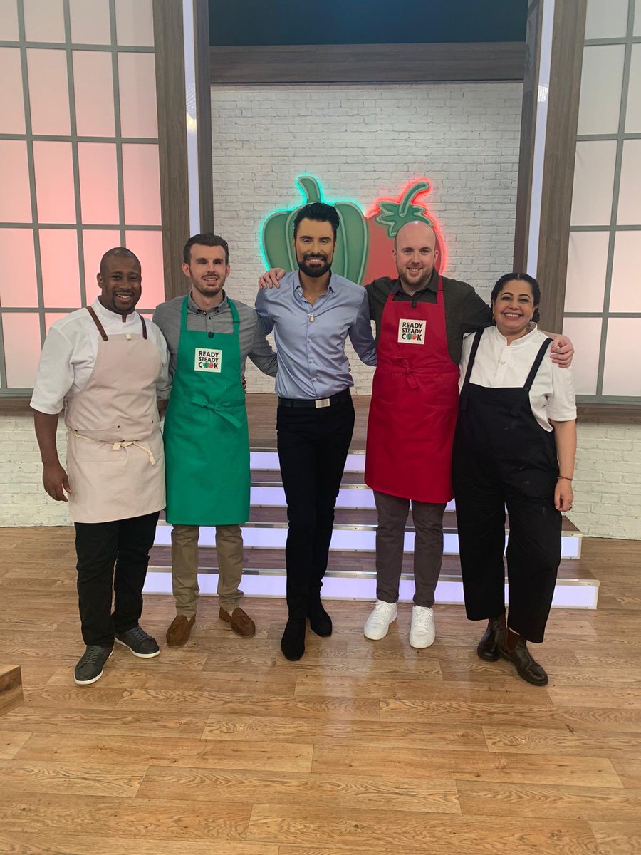 BlindingView's tweet image. Tune in Wednesday 4:30pm BBC 1 to see myself and my cousin ⁦@MrPepperTeacher⁩ go headband to-head in the kitchen on the new series of #ReadySteadyCook, hosted by the 1 &amp;amp;  only ⁦@Rylan⁩ #GreenPepper #BlindCooking #TheBlindingViewPodcast #20Minutechallenge #BBc1