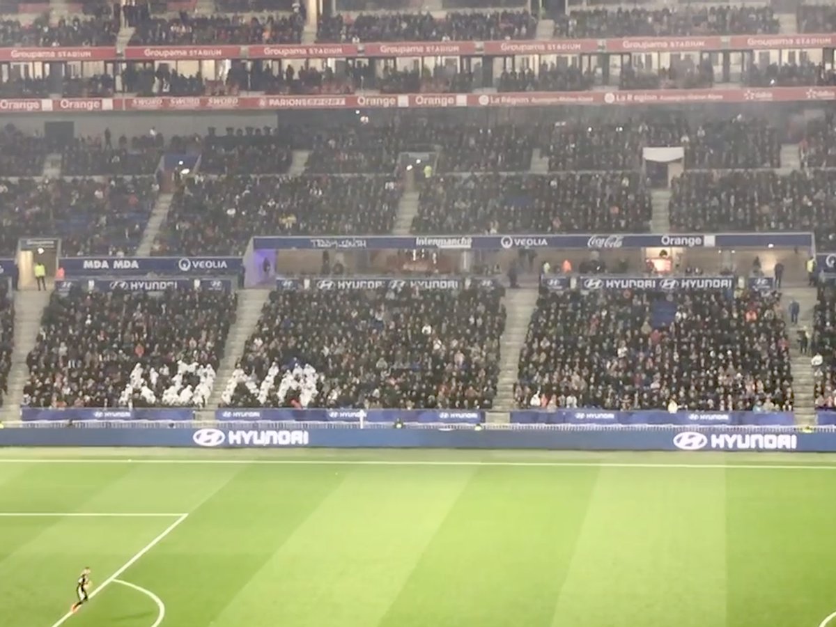 HyundaiFrance's tweet photo. On s'est fait troller en plein derby ! 🙃

Du coup, on vous offre une écharpe. 
RT avec #HyundaiKona pour participer.🧣

#SociOLRoombyHyundai
#TeamOL #OLASSE https://t.co/CUjzzqPRq4