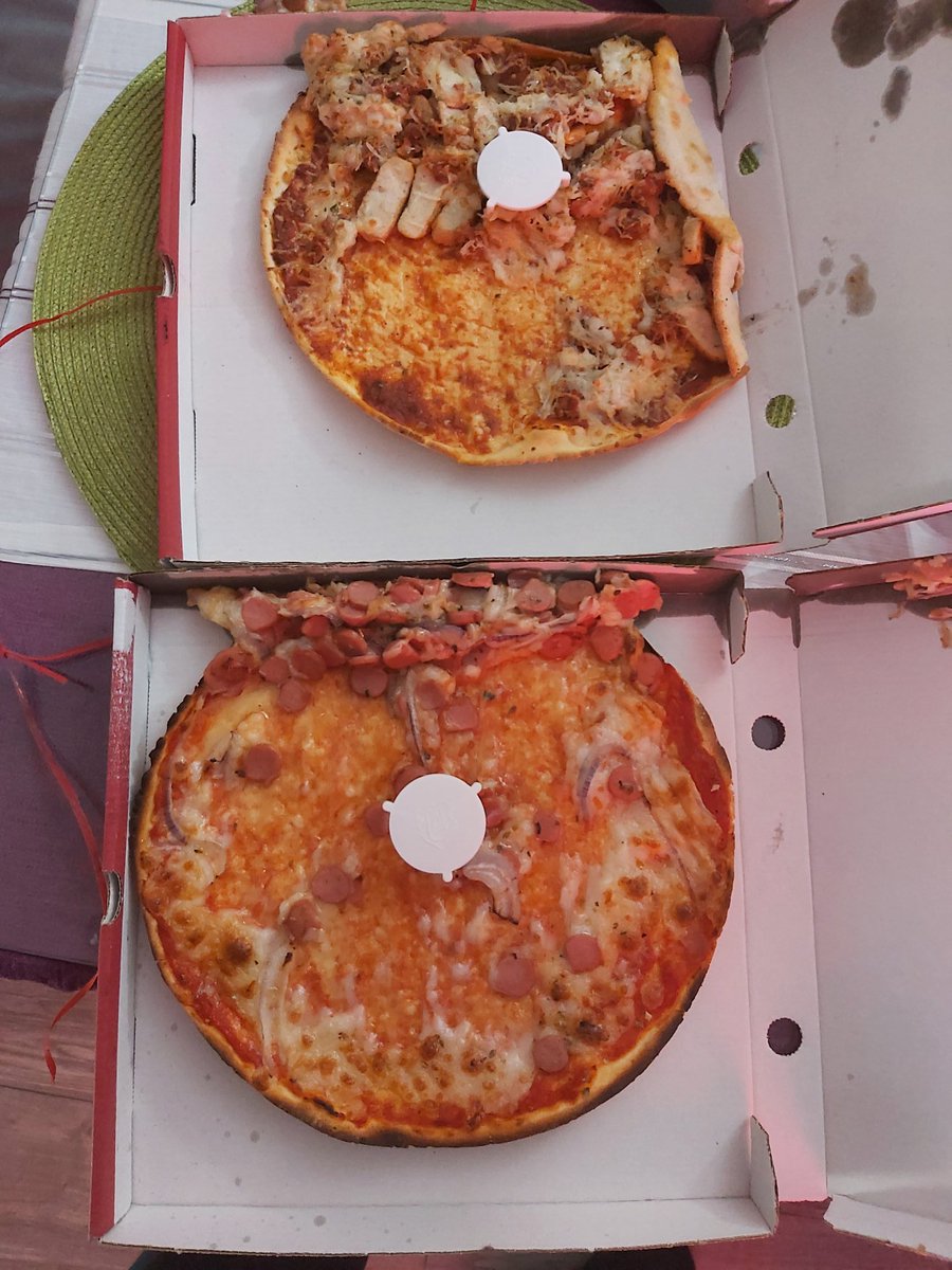 RuSiiToo's tweet photo. @JustEat_es muy buen servicio!!! Encima de que me enviais esto, me decis que no me las quereis enviar otra vez, que me devolveis el dinero pero los 2€ del envio si que os los quedais. QUE CARA DURA TENEIS!!! https://t.co/Lon1dw92M1
