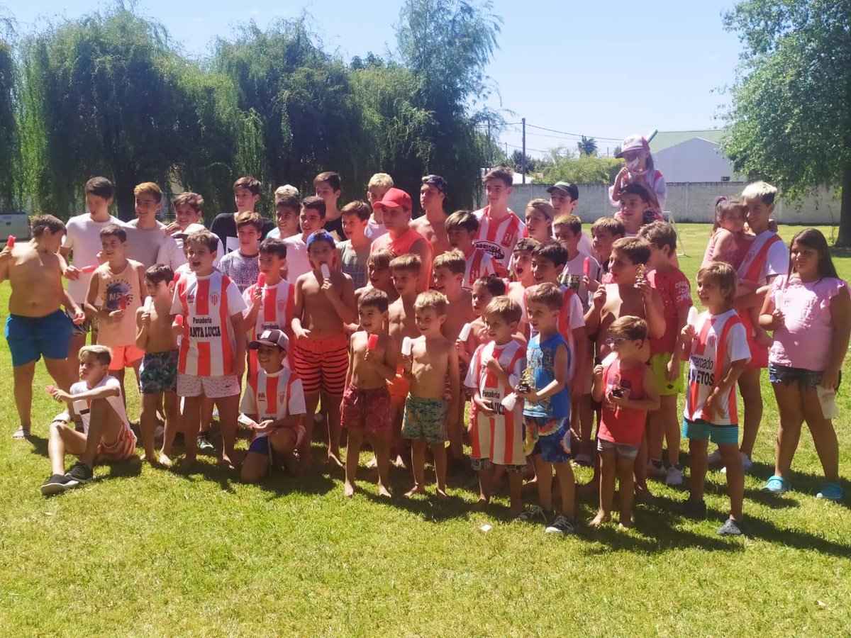 AnaGeloso's tweet photo. CARNAVAL Y FUTBOL 🥳⚽️
¡Festejando y felicitando a las inferiores del #ClubColonial que participaron del Torneo 2019 en una divertidísima jornada a pura música y espuma! https://t.co/hxJXTKKTjX