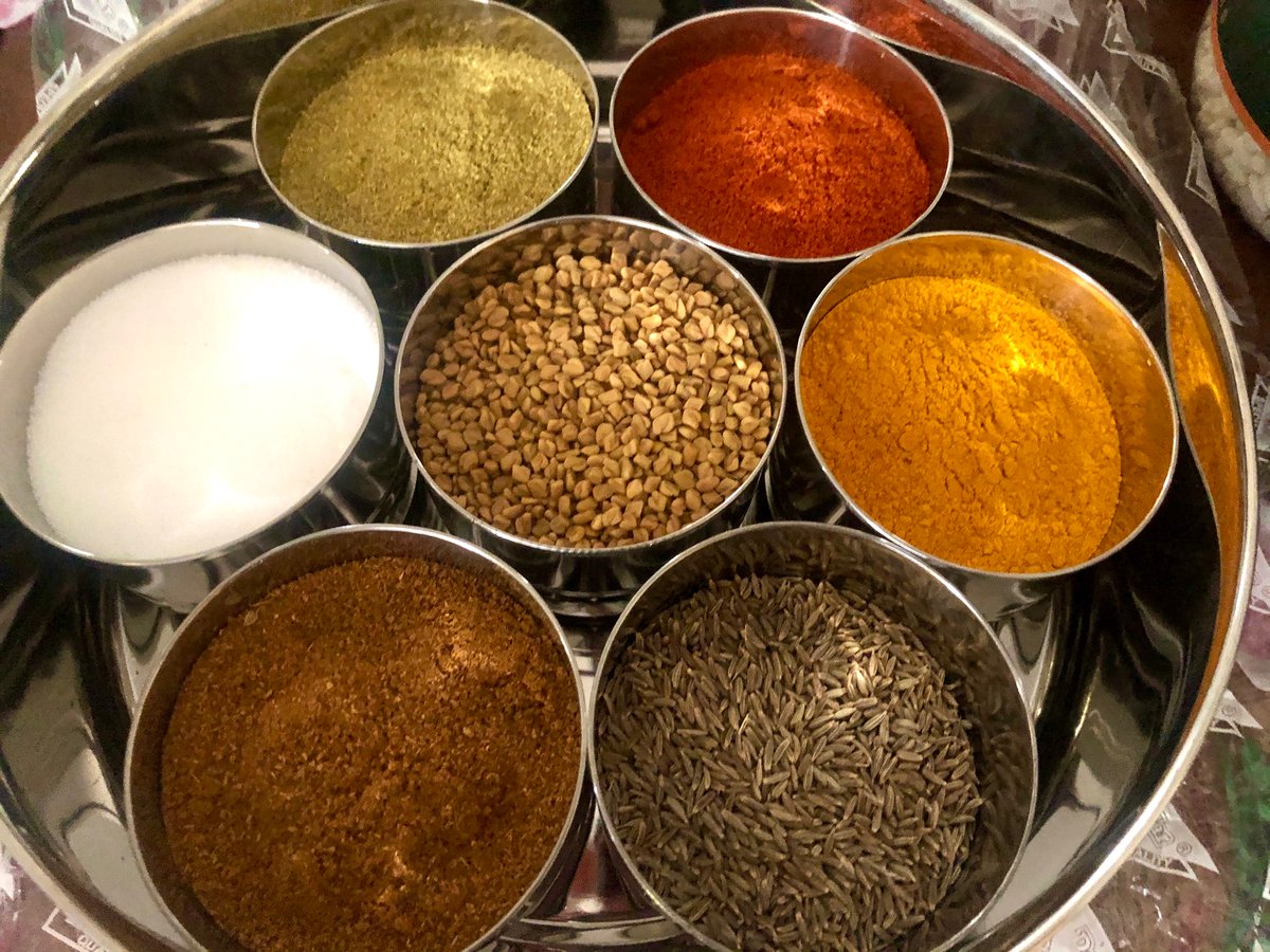 elazfoodchannel's tweet photo. #HappySunday
Sharing the picture of one of my
#SpiceBoxes
#Salt #corianderpowder #redchilipowder #turmericpowder #cuminseeds #garammasala #fenugreekseeds 😊 https://t.co/I6IpNDMTeb