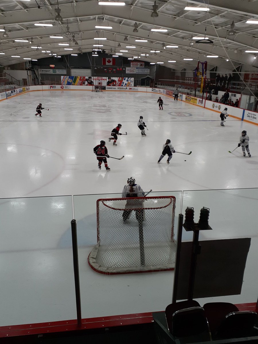 HMBProvAtmGirls's tweet photo. With 11minutes left Hamiota leads Carman SR 5-4 in the bronze medal game #BelieveInTeam #HMProvincials @hockeymanitoba @CargillAgCanada @farmgirl3kids https://t.co/XOZ4qVwrhN