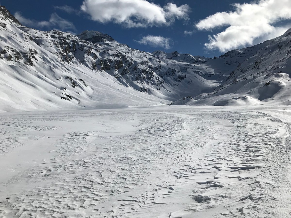 DavidWeber_ch's tweet photo. #KRAFTORT #FEXTAL
Die Fahrstrasse im Fextal endet im Pferch eines Bauernhofs, gleich oberhalb befindet sich das Hotel Fex. Man spürt, dass hier etwas anders ist. Es ist nicht nur die Luft, die Ruhe, die fantastische Landschaft - es ist ein #Kraftort. https://t.co/h5UySeiUtN